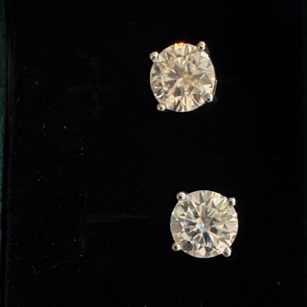Elegant Silver Stud Earrings moissanite 3CT each